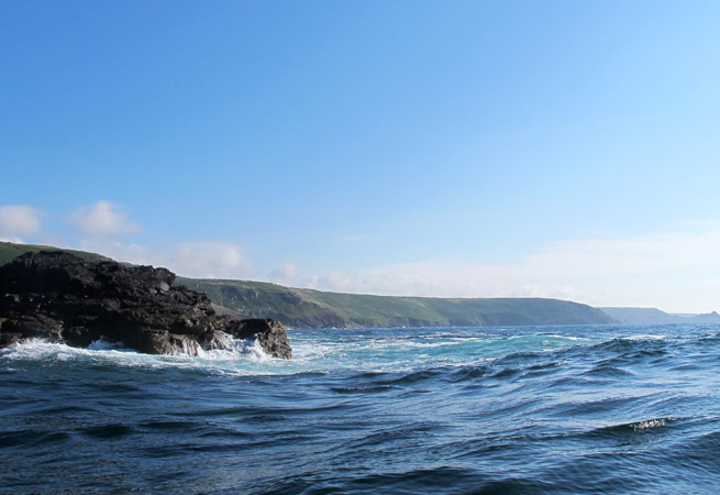 Seal_Island_boat_trip_on_Tiger_Lilly._Seal_Island_to_the_left_plus_coastline