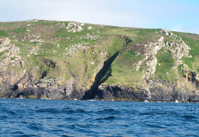 Seal_Island_boat_trip_on_Tiger_Lilly._The_rugged_coastline