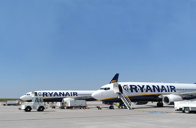 Frankfurt-Hahn_Airport_Ryanair_by_RaBoe